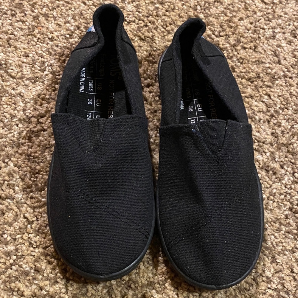 Tom’s Black Kids Size Y3 or Women’s size 5.5 Slip-On Shoes